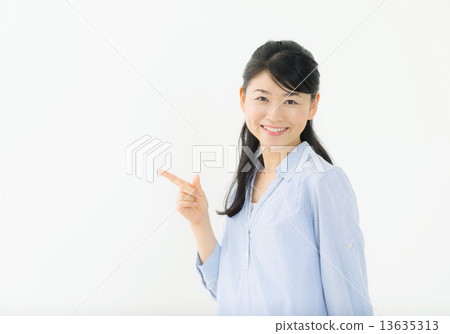 指著年輕的女士 指著年輕的女士 13635313