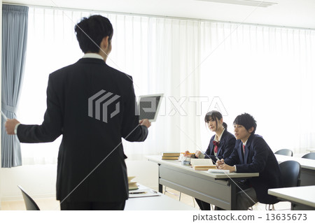 高中生/預科學生 高中生/預科學生 13635673