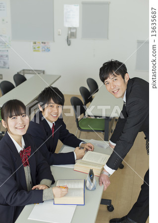 高中生/預科學生 13635687
