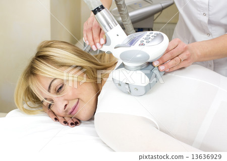 woman is in the process at the clinic lipomassage woman is in the process at the clinic lipomassage 13636929