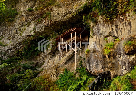 The entrance hall of Mikutoyama Sanshobuji The entrance hall of Mikutoyama Sanshobuji 13640007