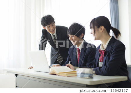 High school student / preparatory student 13642137