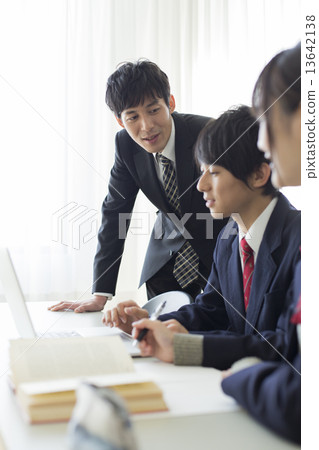 高中生/預科學生 13642138