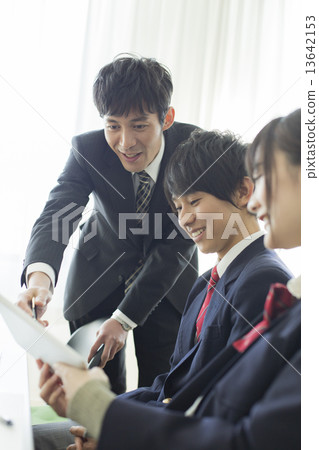 高中生/預科學生 13642153