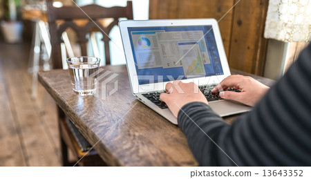 A woman who plays a personal computer 13643352