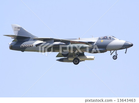 前英國空軍戰鬥機獵人戰鬥機飛行反對藍天 13643463