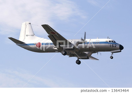 航空自衛隊YS  -  11C運輸飛機飛行反對藍天 13643464