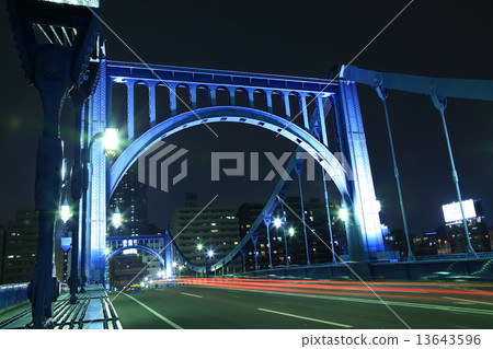 夜視圖Kiyosu橋樑和一輛連續汽車的尾燈 13643596