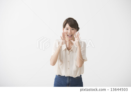 一個穿白襯衫的女人 13644503