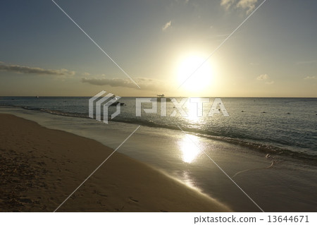 Cayman Islands 13644671