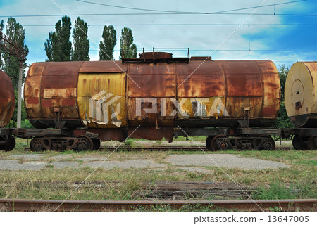 train transports old tanks 13647005