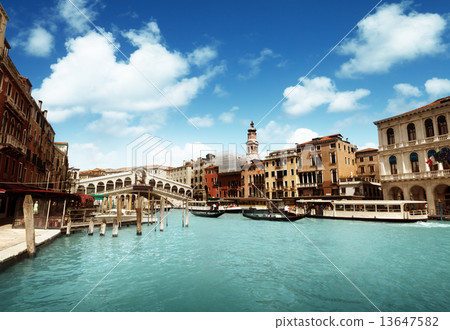 Rialto bridge in Venice, Italy 13647582