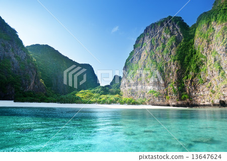 morning time at Maya bay, Phi Phi Leh island,Thailand morning time at Maya bay, Phi Phi Leh island,Thailand 13647624