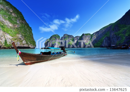 Maya bay Phi Phi Leh island, Thailand Maya bay Phi Phi Leh island, Thailand 13647625