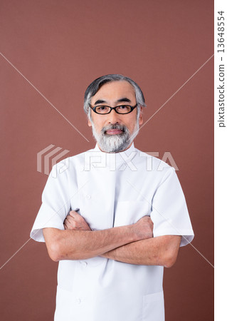 Senior white coat men 13648554