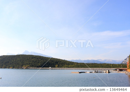 Canada · Canadian Rockies · Minnewanka Lake 13649464
