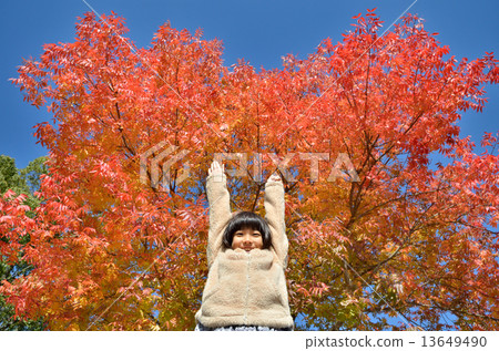 Girls (autumn leaves) 13649490