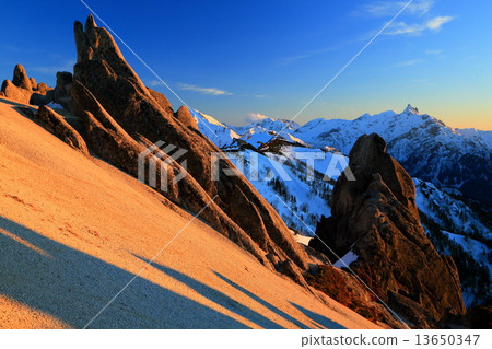 北阿爾卑斯山脈·Yubari海豚岩石和傍晚的光芒·Hodaka山脈 13650347