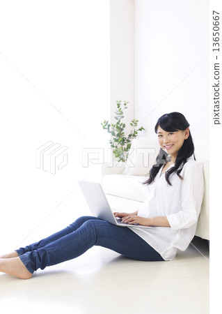 young woman young woman 13650667