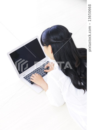 young woman young woman 13650668