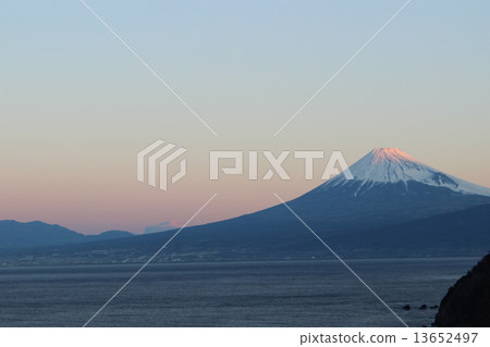 早晨的太陽位於富士山的頂端 早晨的太陽位於富士山的頂端 13652497
