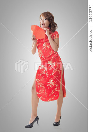 Chinese woman dress cheongsam and hold red envelope 13653774