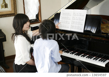 Piano lessons 13654597