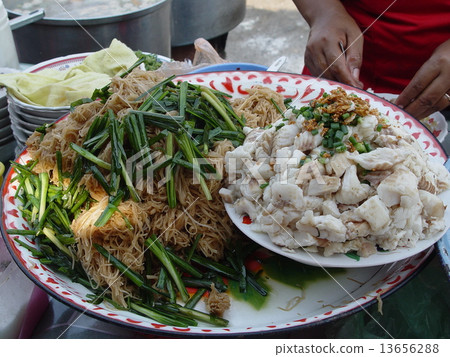 Food stall fried noodles (Phnom Penh / Cambodia) 13656288