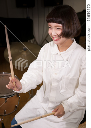 Drum performance 13659370