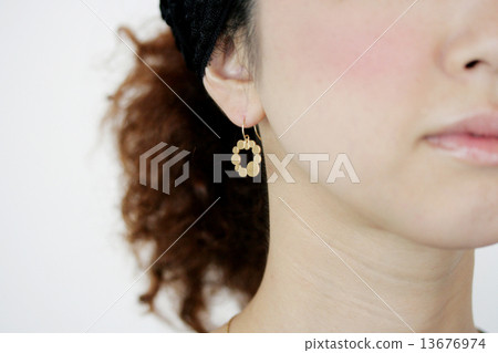 穿孔女士 穿孔女士 13676974