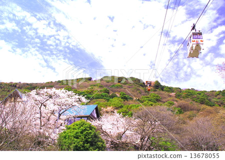 一條索道在春天從Sumaura山頂經過 13678055