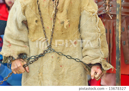 handcuff prisoner 13678327