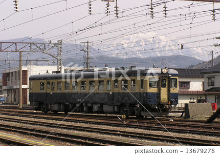 Itoigawa station and Odo Line old model vehicle 13679278