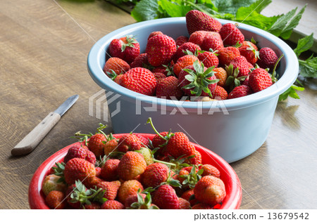 Strawberry jam cooking preparation of strawberries 13679542