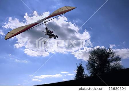 Flying to the sun 13680804