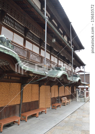 "Dogo Onsen Honkan" seen from the east side (Dogo Yunocho, Matsuyama City, Ehime Prefecture) 13683572