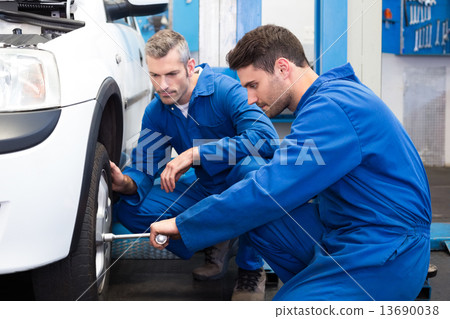 Team of mechanics working together Team of mechanics working together 13690038