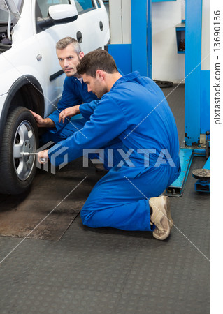 Team of mechanics working together 13690136