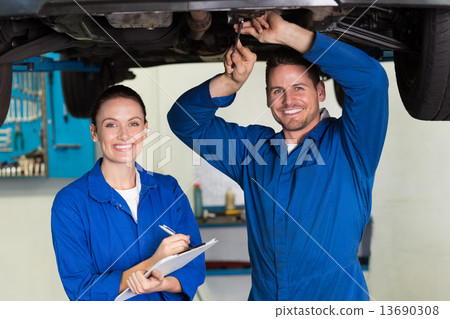 Team of mechanics working together 13690308
