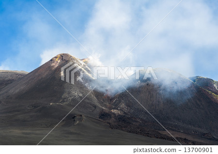 Etna vulcano. Etna vulcano. 13700901