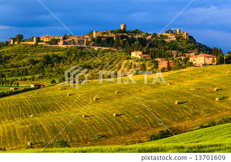 sunset view of Monticchiello 13701609