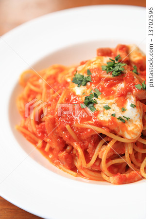 Delicious mozzarella cheese pasta 13702596