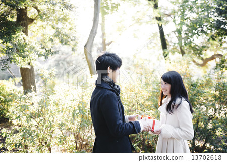 Men who give gifts 13702618