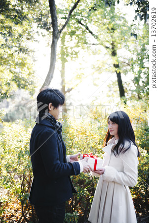 Men who give gifts 13702619