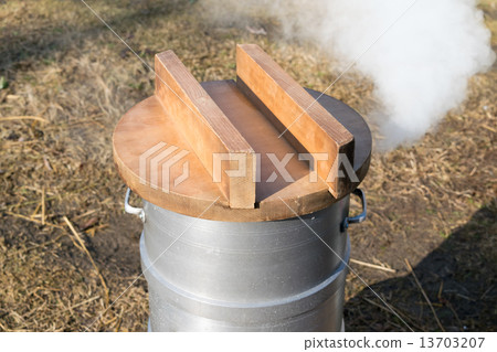 Mochi-making (steaming glutinous rice) 2 13703207
