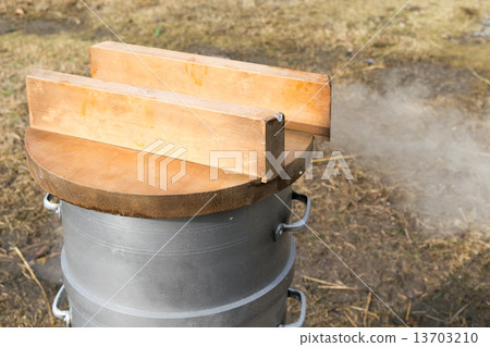 Mochi-making (steaming glutinous rice) 5 13703210