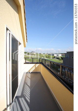 房子的陽台建築例子 13703353