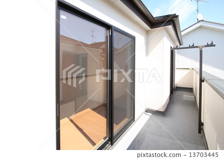 房子的陽台建築例子 13703445