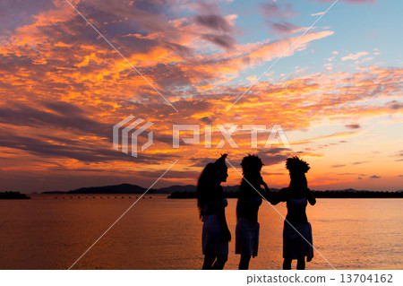 日落和海邊草裙舞女孩 日落和海邊草裙舞女孩 13704162