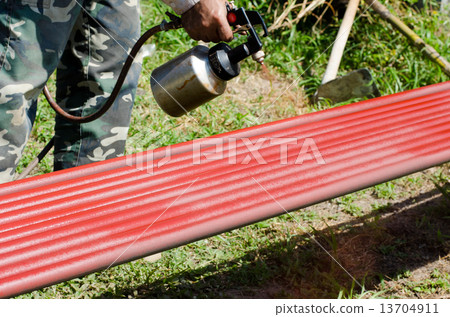 Workers painted steel pipe Workers painted steel pipe 13704911